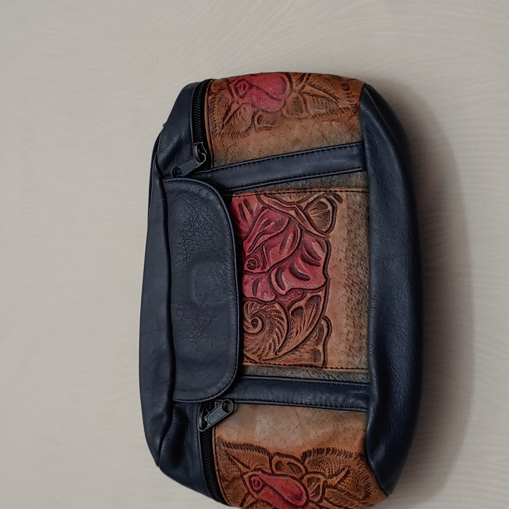 Leather Women's Belt Bag with adjustable strap - Picture 3 of 9